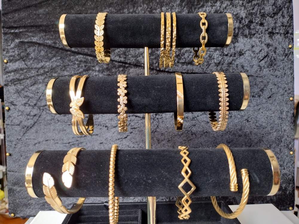 ZEWARAT bracelet display with leaf motifs, chain links and sculpted cuffs